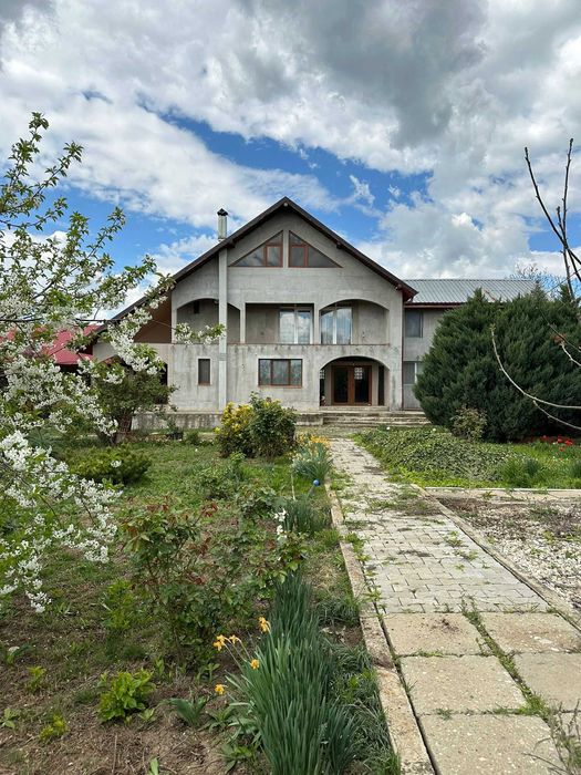 Vand Casa parter + mansarda 280 mp, teren 2300mp Valter Maracieanu