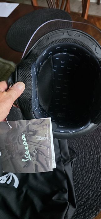 Ofer spre vanzare 2 casti moto Vespa