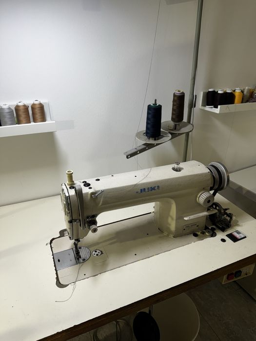 Mașină de cusut industrială JUKI DDL-8500 cu masă și motor
