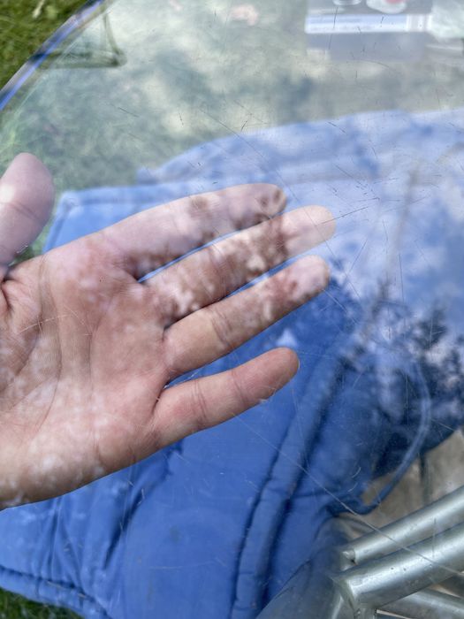 Кръгла стъклена маса с мраморна стойка