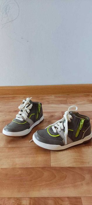 Продам детские кросовки Clarks