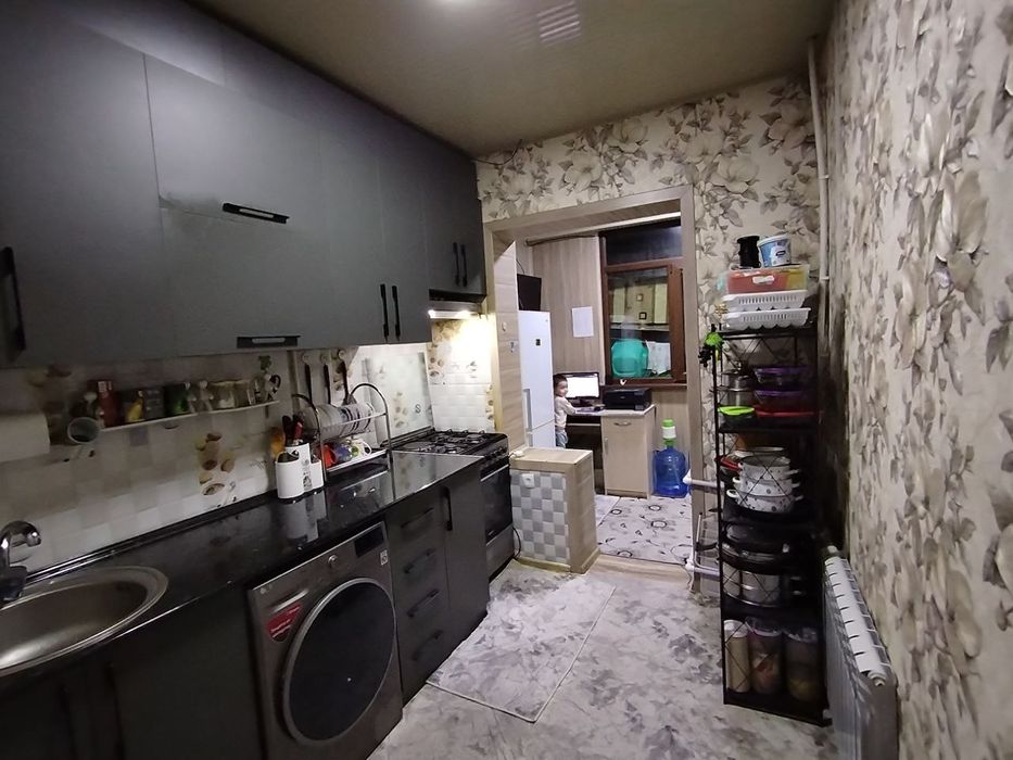 Chirchiq sh 8 mikrorayon 1 etaj 2 xonali uy sotiladi