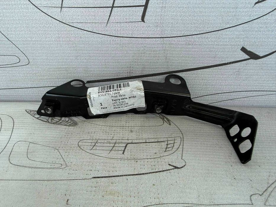 Suport / Ghidaj / Fixare Aripă Față Dreapta Audi A3 S3 8V 2017 / 2013-2019 Cod OEM 8V0821092C (5C2)