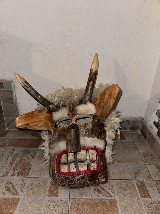 Кукерска маска от естествени материали