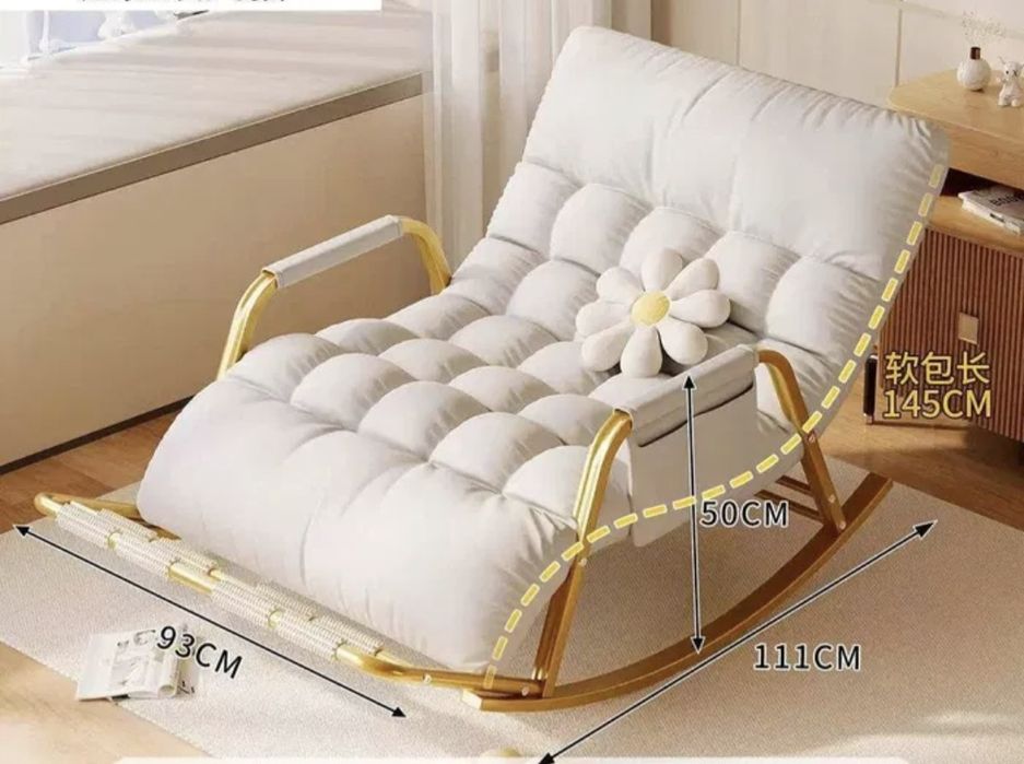 Кресло-качалка с золотистым каркасом, оснащенное регулируемой спинкой