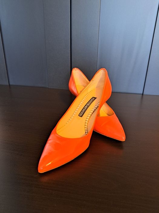 Pantofi Rococo Barroco din lac corai, toc mic elegant