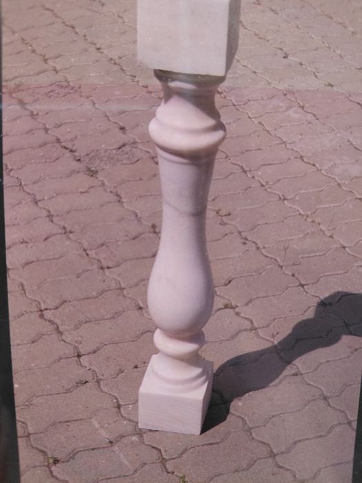 балясины мраморные, белые