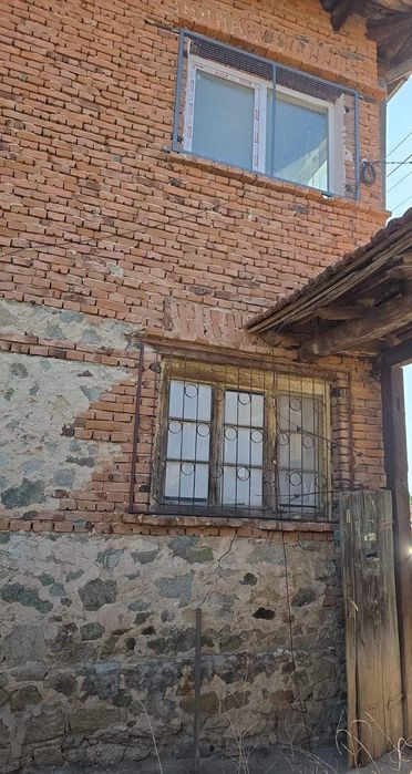 Къща с двор в с. Априлци