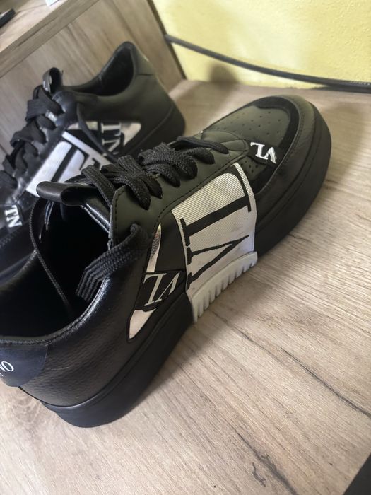 Продавам обувки Valentino Garavani –VLTN.