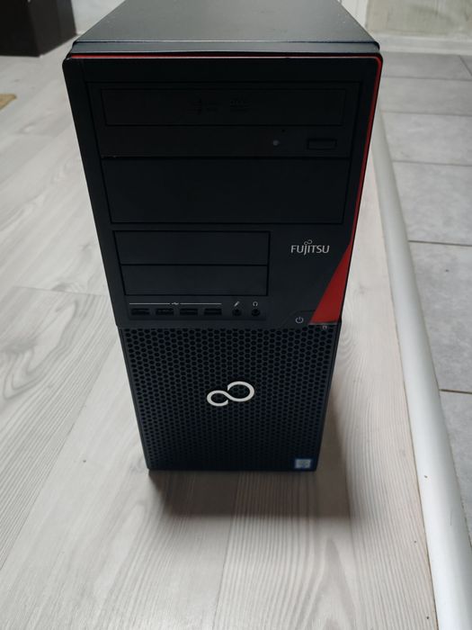 Продавам отлично запазен настолен компютър Fujitsu Esprimo P956, серия