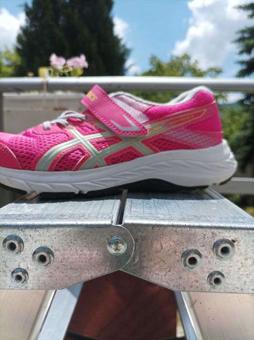 Номер 34. Естествен лак, кожена стелка. Нови. 25 лв.