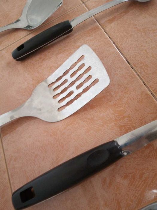 Set 5 ustensile de bucătărie din inox cu mâner negru