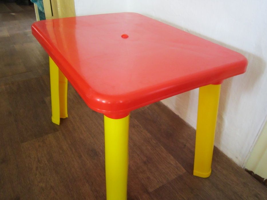 стол детский новый