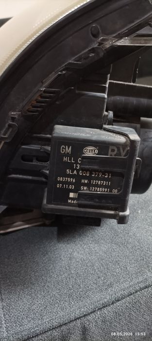 Продавам пълен комплект оригинални Ксенонови фарове HELLA за Opel Vectra C