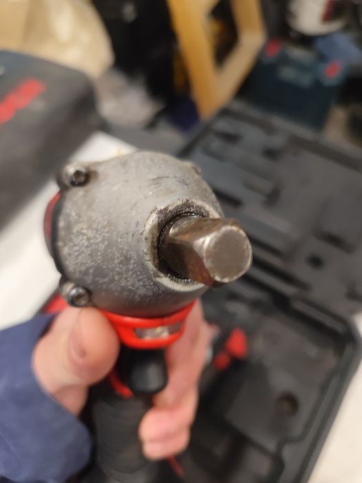 Акумулаторен гайковерт Милуоки 18 волта Milwaukee M18 BIW12-402C