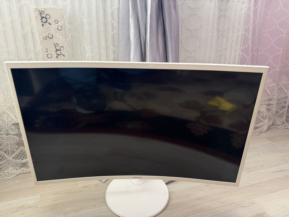 Vand Monitor Samsung Curbat