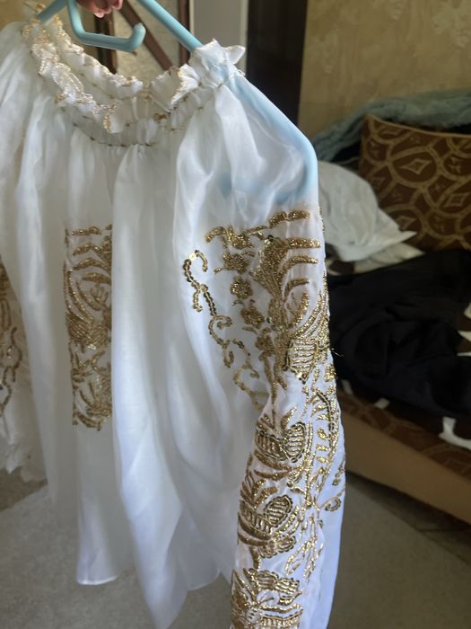Vand ie , costum  popular  cu fir auriu si paete