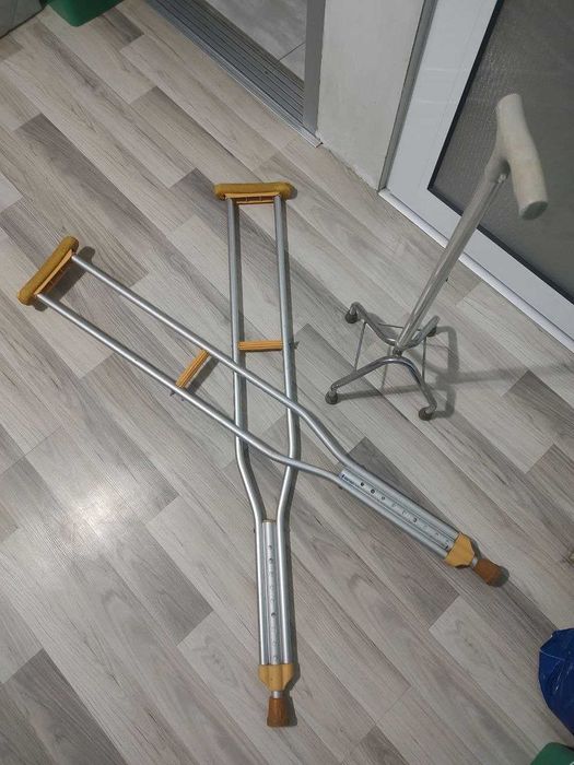 Бастун с 4 опори + 2 алуминиеви патерици / 61лв