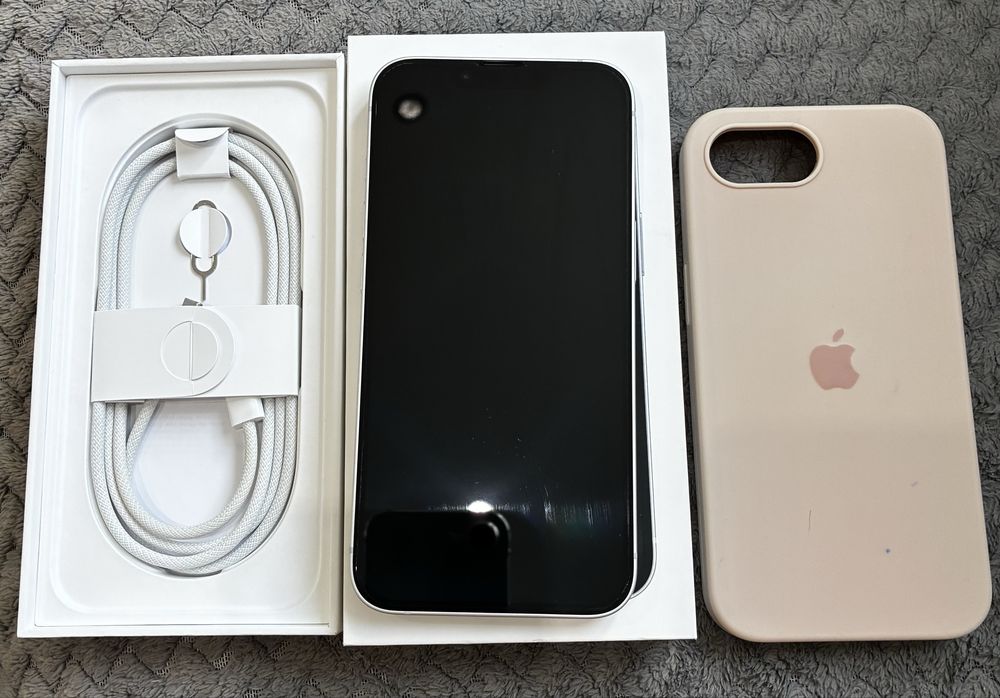 Iphone 16e 128gb телефона е в гаранция