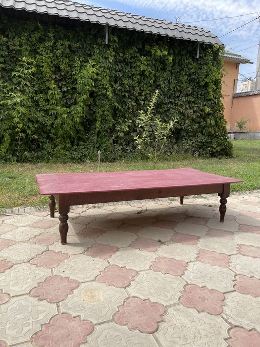 Низкий стол из дерева