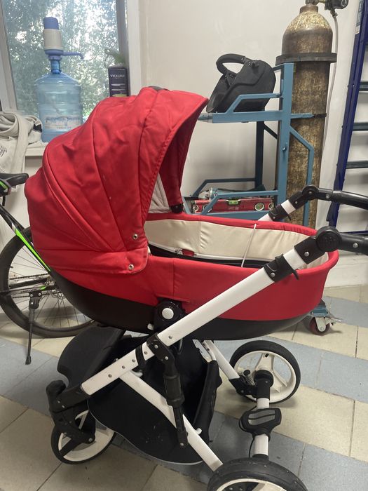 Коляска детская красная