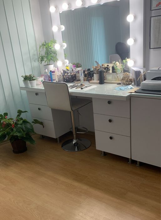 Mobilier salon machiaj/coafor