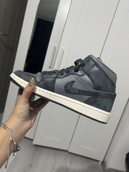 Jordan Wmns Air Jordan 1 Mid Se Grey