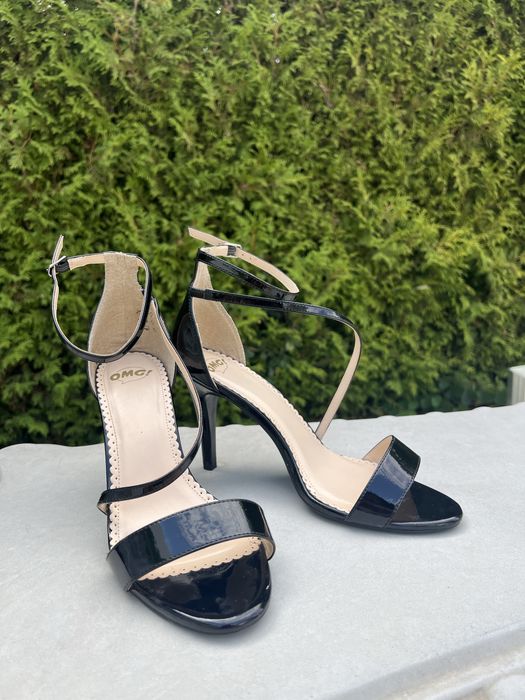 Черни сандали на ток