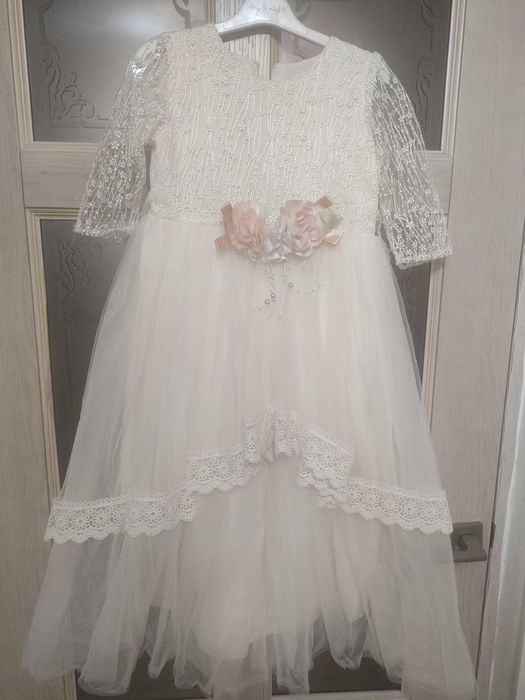 Платье нарядное.