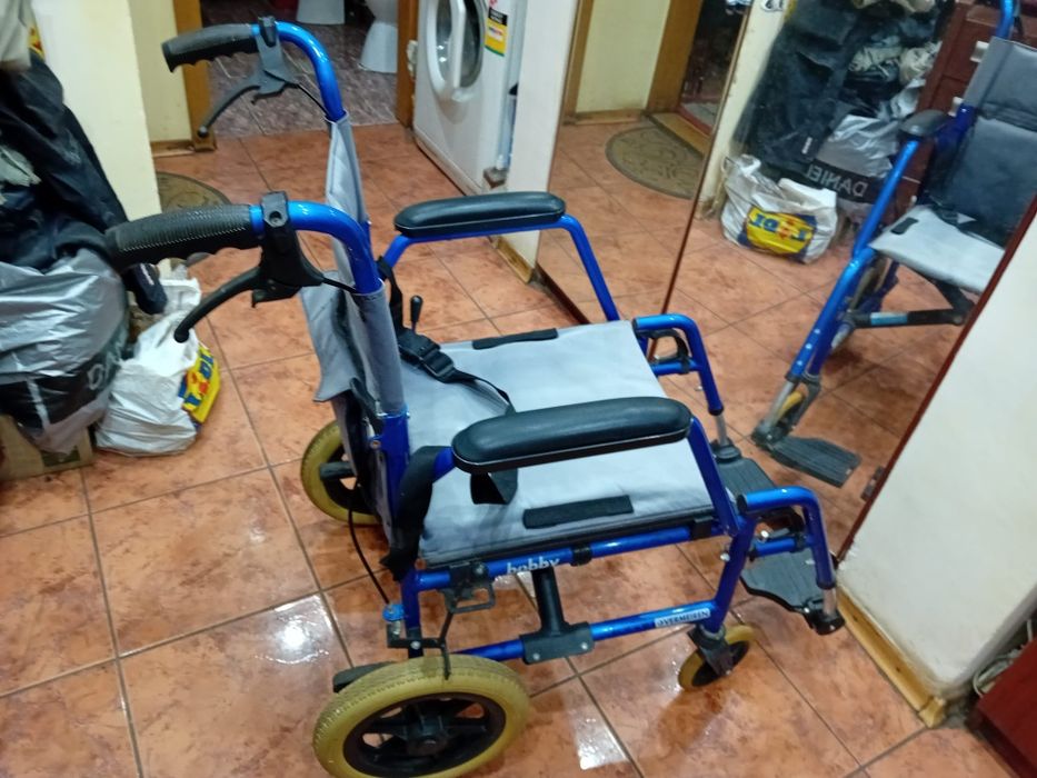 Cărucior invalizi pliabil
