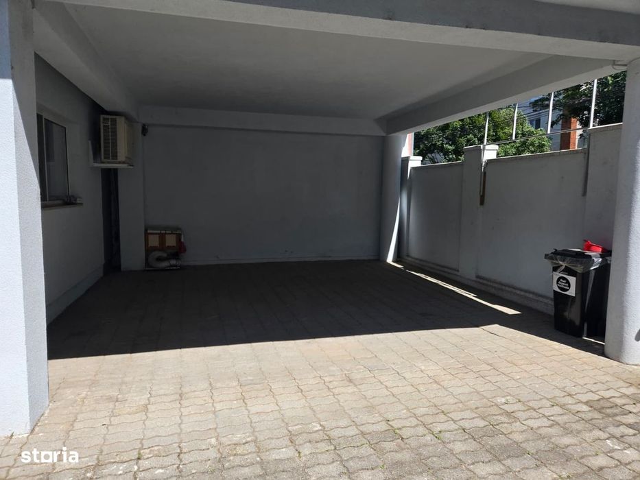 Casa individuala 7 camere+ apartament, 5 locuri de parcare. Sagului