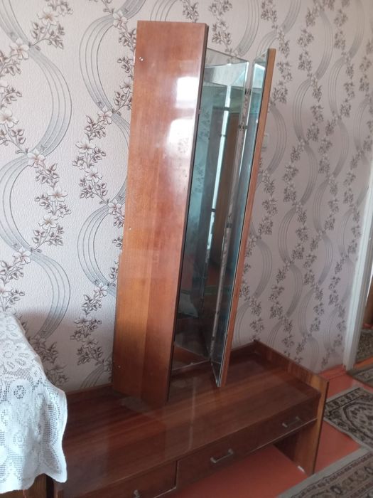 Трюмо с зеркалом