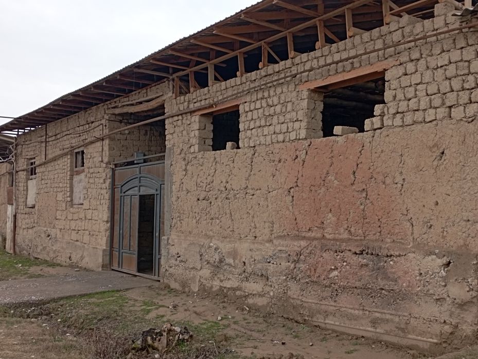 Тошкент вилояти Зангиота тум Туркистон 8 сутух 7 хона  бор