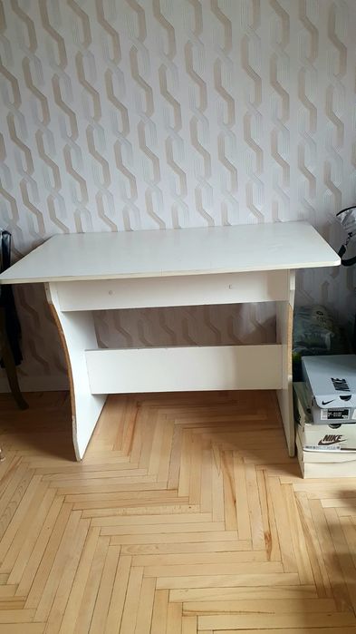 Бесплатно белый стол, самовывоз