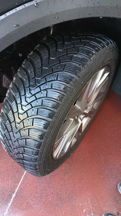 Продавам комплект от 4 броя зимни гуми Falken Eurowinter HS01 SUV. Гумите са в отлично състояние.