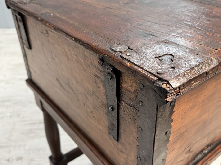 Антикварен шкаф сандък Р241