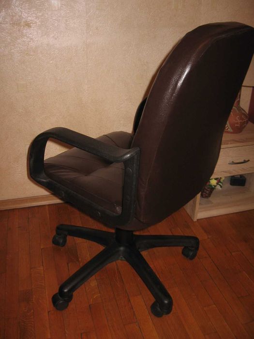 Продавам офис стол