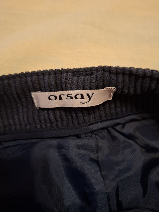 Vand o fusta pentru femei