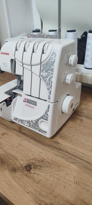 Продам оверлок Janome