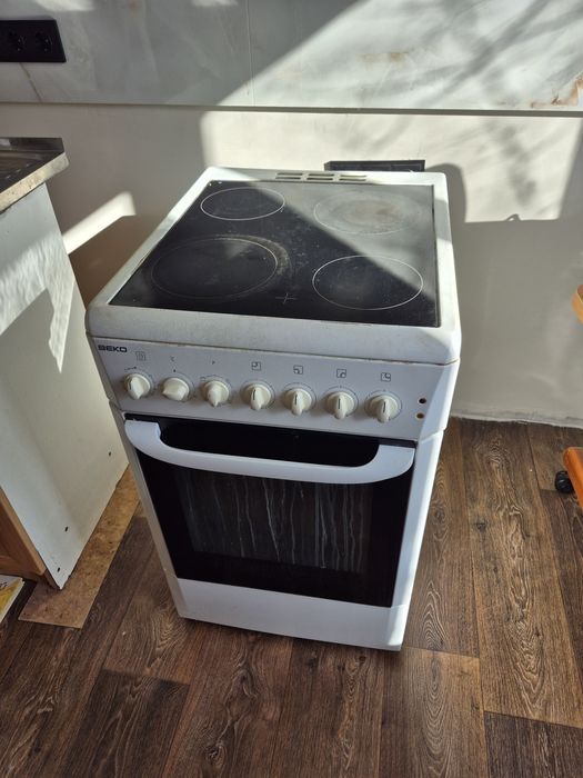 Плита с духовым шкафом. Beko