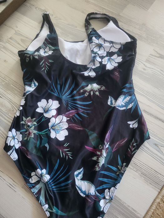 Vând Costum Baie