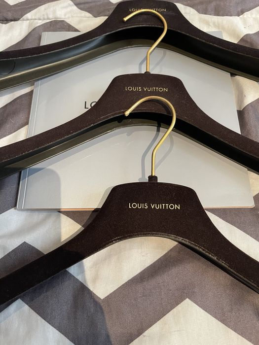 Umerase paltoane / geci / camasi / rochii / Louis Vuitton autentice