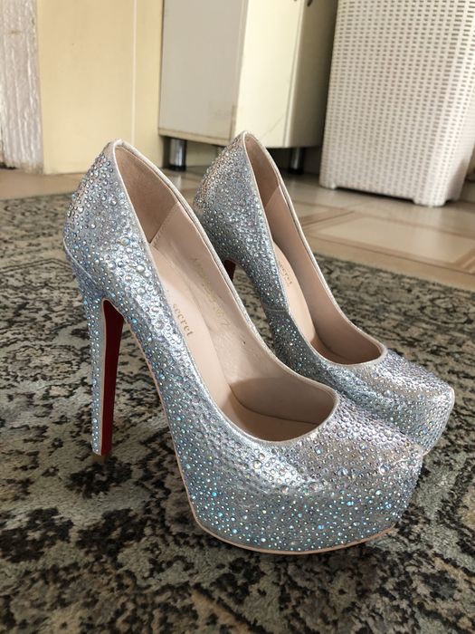 Женские туфли со стразами