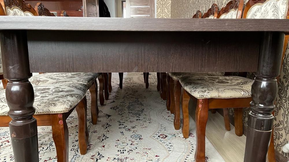 Стол и стулья для гостиной