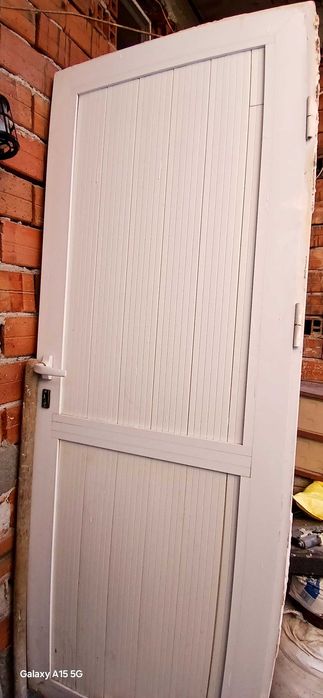 Продавам врата  размер 2 метра височина на 75 санта широчина