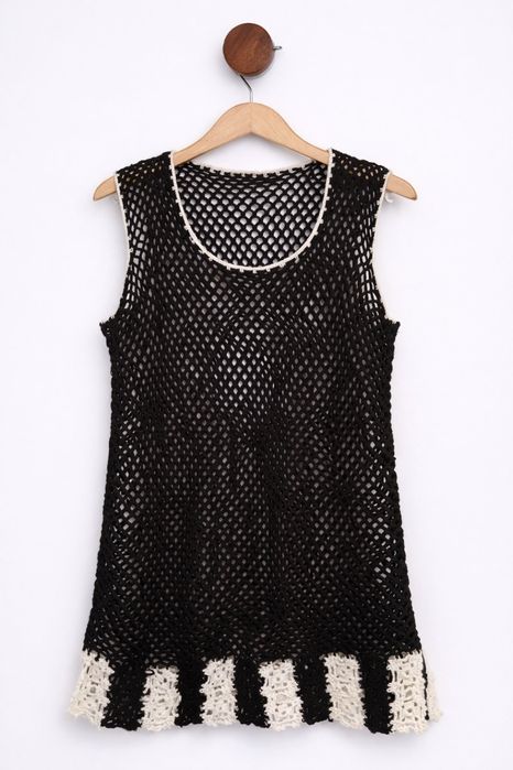 Черна надупчена туника