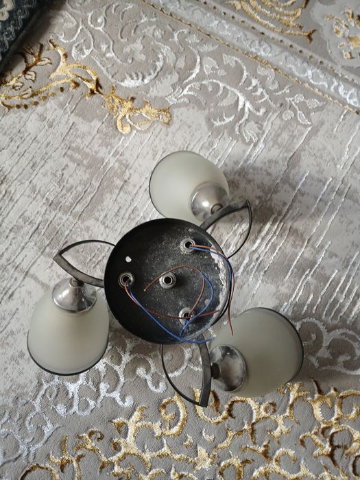 Продаётся ЛЮСТРА белый цвет