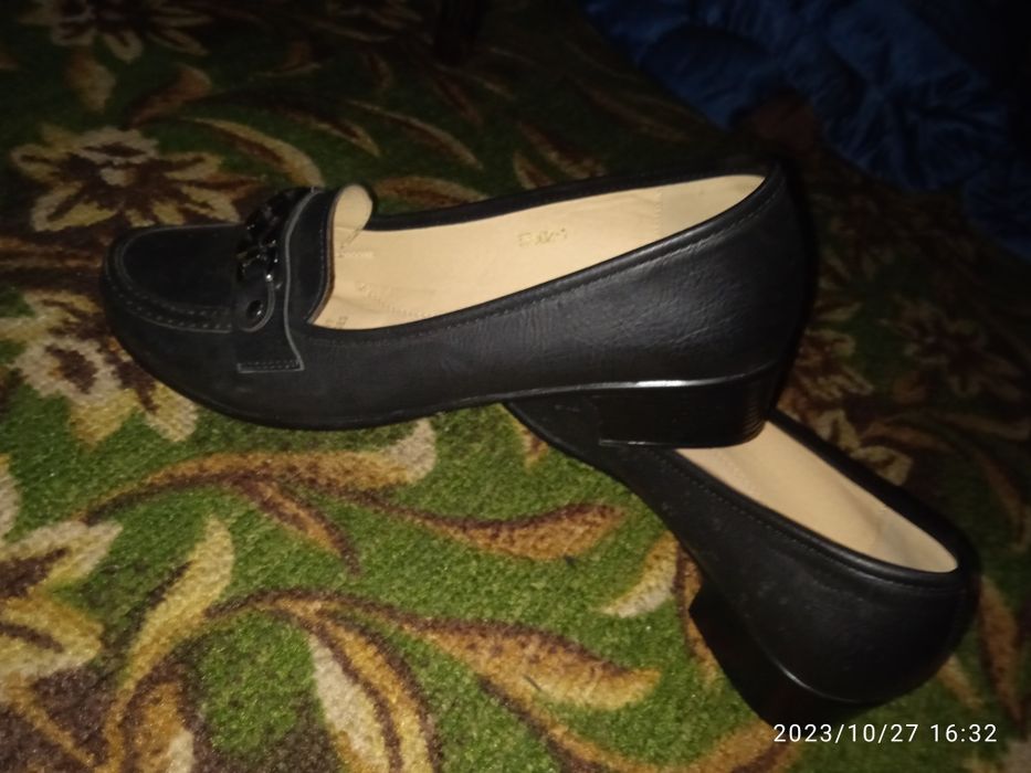 Продам обувь !! !Туфли и шлепки.