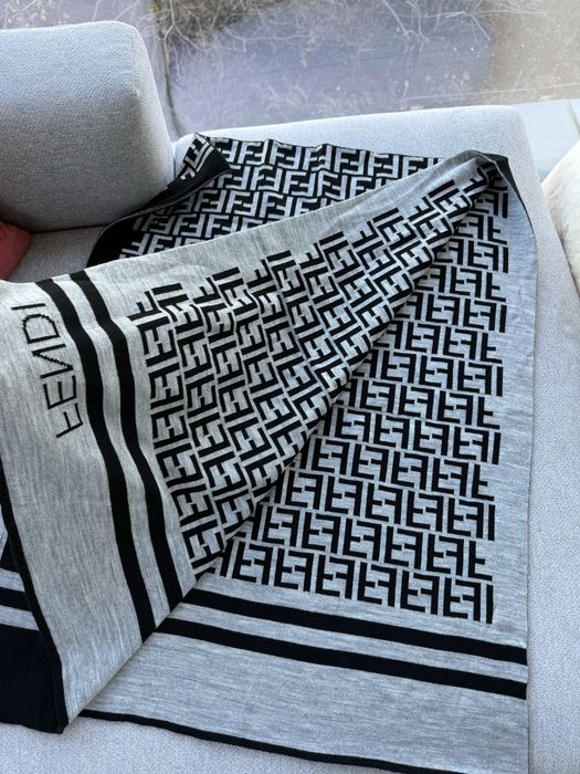 Нови зимни шалове Hermes, Fendi