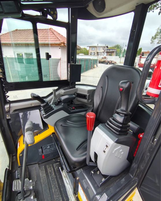 Багер Kubota Shantui